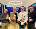 Bild: Daniel Weigl, Stadt Schwandorf
Stießen gemeinsam auf einen gelungenen Start an (von links): Peter Habermeier (stellvertretender Kämmerer), Oberbürgermeister Andreas Feller, Richard Krestel und Michael Maget (Bäderleiter).