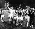 Bild: picture-alliance / dpa
Die Bayern mit Paul Breitner (Mitte), Gerd Müller (3.v.r.) und Uli Hoeneß (2.v.r.) jubeln nach dem Gewinn des Europapokals der Landesmeister. (Archivfoto)