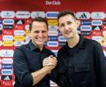 Bild: Daniel Karmann/dpa
Sportvorstand Joti Chatzialexiou (l) und Trainer Miroslav Klose (r) schätzen sich.