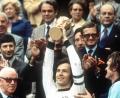 Bild: Hartmut Reeh/dpa
Franz Beckenbauer (M) hebt an der Seite von Torhüter Sepp Maier (r) und dem englischen FIFA-Präsidenten Stanley Rous (l) am 07.07.1974 im Münchner Olympiastadion nach dem Endspiel der Fußball-WM den eroberten WM-Pokal triumphierend hoch. Die deutsche Fußballnationalmannschaft gewann das Finale der Fußball-Weltmeisterschaft gegen die Niederlande mit 2:1.