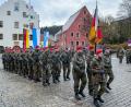 Bild: Stephan Huber
Truppenfahne und Ehrenzug marschieren voraus, es schließen sich Abordnungen der einzelnen Kompanien des Logistikbataillons an: Am Marktplatz in Kastl legten Rekruten ihr Gelöbnis ab – anfangs noch ohne Regen und Graupelschauer.