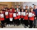 Bild: do
Unbesiegt gewann die Fußball-E-Jugend des SCE die Meisterschaft der Saison 2024/25. Bei der Sportlerehrung gratulierten dem Team und den Trainern die Bürgermeisterriege, die Vertreter des Stadtverbandes und SCE-Sportvorstand Michael Brüchner.