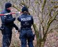 Bild: Sven Hoppe/dpa
Die Polizei sucht nach der Identität einer in einem Wald bei Neuried gefundenen Toten.