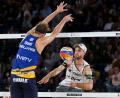 Bild: Matt Turner/AAP/dpa
Der Schwede Jonatan Hellvig blockt Clemens Wickler (r) im WM-Halbfinale.