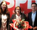 Bild: Hirsch
Mit Blumen gratulierten Geschäftsstellenleiterin Sandra Richthammer (links) und SPD-Kreisvorsitzender Peter Wein (rechts) Marianne Schieder zur Nominierung als Landratskandidatin.