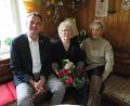 Bild: adj
Anna Reil (Mitte) feierte ihren 90. Geburtstag, dazu gratulierten auch Tochter Anita und Bürgermeister Ernst Schicketanz.