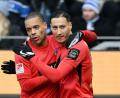 Bild: Uli Deck/dpa
Younes Ebnoutalib (r) bestrafte einen Patzer der KSC-Defensive.