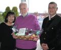 Bild: kki
Immo Wimmer (Mitte) und seine Frau Gabi freuten sich über die Glückwünsche von Dietmar Schaller, Vorsitzender des Männergesangvereins und Pirker Bürgermeister.