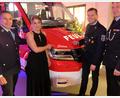 Bild: do
Mit Fahrzeugbraut Corinna Danzer freuen sich Bürgermeister Marcus Gradl (li), Vorstand Korbinian Dunzer (2.v.re.) und Kommandant Christian Götz (re) über die Indienststellung des neues Mehrzweckfahrzeuges.