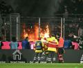 Bild: Federico Gambarini/dpa
Im Frankfurter Fanblock brennt ein Feuer.