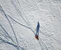Bild: Matthias Bein/dpa
Lange Schatten im Schnee - Wintersportler an der Rodelpiste am Wurmberg im Harz
