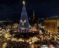 Bild: Dieter Menne/dpa
Auf dem Dortmunder Weihnachtsmarkt wird die Beleuchtung des riesigen Weihnachtsbaums mit 140.000 LEDs angeschaltet.