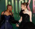 Bild: Millie Turner/Invision/AP/dpa
Cynthia Erivo (l) und Ariana Grande spielen die Hauptrollen in „Wicked“. (Archivbild)