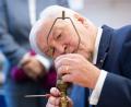 Bild: Sebastian Kahnert/dpa
Bundespräsident Steinmeier legt den Schraubenzieher an