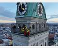 Bild: -/Berufsfeuerwehr München/dpa
Kräfte der Berufsfeuerwehr München sind am Turm der Kirche St. Peter im Einsatz.