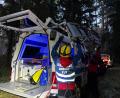 Bild: Bergwacht Amberg
Bergrettungsfahrzeug der Bergwacht Amberg, Vorbereitungen zur bodengebundenen Rettung mit Gebirgstrage.