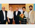Bild: Einheitsblock Freie Wählerschaft
Fraktionsvorsitzender Willi Ertl (von links) sowie Lisa Dotzler und Dominik Gruber (rechts) von der Vorstandschaft gratulieren Bürgermeisterkandidaten Thorsten Grädler (Bildmitte) und dessen Frau Maria zur einstimmigen Nominierung.