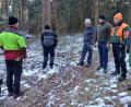 Bild: no
Revierförster Kevin Kraus (links) vermittelte Mitgliedern des Gemeinderats Illschwang interessante Informationen bezüglich des Waldumbaus bei Schöpfendorf.