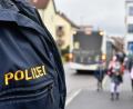 Symbolbild: Petra Hartl
Die Amberger Polizei rückte sofort mit mehreren Streifen aus und fahndete im Umfeld der Schule nach dem beschriebenen Mann. Schnell stellte sich heraus: Zu keinem Zeitpunkt bestand irgendeine Gefahr.