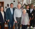 Bild: jr
Im Bild (von links) Tochter Dorit, Bürgermeister Stefan Grillmeier, Jubilar Gerold Fischer mit Ehefrau Helene, sowie Tochter Susanne mit Gatten Jörg und Enkelin Yana. Gefeiert wurde im Kreise der Familie.