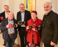 Bild: Sibylle Sandner, Stadt Amberg
Das Bild der Filialkirche Maria Schnee begeistert Oberbürgermeister Michael Cerny (Mitte) und den PWG-Vorstand Peter Harant (Zweiter von links), Jürgen Bauer (links), Andreas Raab und Emilie Leithäuser (von rechts).