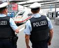 Symbolbild: Sven Hoppe/dpa
Bundespolizisten sollen die Einhaltung der Verbote an den Bahnhöfen überwachen.
