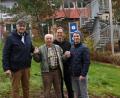Bild: Karlheinz Pappenberger
Karl Pappenberger pflanzte eine Esskastanie im städtischen Waldbad. Mit dabei waren Bürgermeister Edgar Knobloch (links), der zum 100-jährigen Geburtstag gratulierte, seine Söhne Günter und Karlheinz (nicht auf dem Bild) und Enkel Julian.