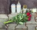 Bild: Thorsten Kremers/Thorsten Kremers/dpa/dpa
Am Tatort wurden Kerzen und Blumen abgelegt.