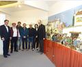 Bild: Prechtl
Über eine interessante Krippenausstellung im Egerland Museum freuen sich (von links) Museumsleiter Volker Dittmar, Ulrich Frey, Kurt Rodehau, Christoph Hofherr mit Begleitung, Bürgermeisterin Christine Eisa und Erk Baumann.
