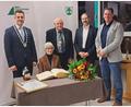 Bild: wel
Die neuen Ehrenbürger der Stadt Oberviechtach, Christa Zapf und Reinhold Malzer (Dritter von links) durften sich in das Goldene Buch eintragen.