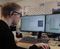Bild: olr
Ein Blick in den Ausbildungsalltag: Sebastian nutzt Spracherkennungssoftware und Headset, um seine Aufgaben zu erledigen.