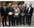 Bild: wel
Bürgermeister Rudolf Teplitzky (links) und die Fraktionssprecher Alexander Ried und Thomas Teich (von rechts) gratulieren den ehrenamtlich engagierten Persönlichkeiten, die den Ehrenteller der Stadt überreicht bekamen: Josef Hauer (von links), Robert Hoffmann, Siegfried Plößl, Johann Roßmann und Josef Bauer.
