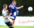 Archivbild: Gerhard Büttner
Der Schirmitzer Nicolas Rast beim Torschuss: Lediglich 19 Mal hat das Bezirksliga-Schlusslicht in 20 Spielen ins Schwarze getroffen. Noch schlimmer ist die Bilanz der Gegentore, es sind deren 76.
