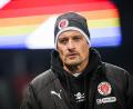 Bild: Christian Charisius/dpa
Erlebt sportlich seine schwerste Zeit beim FC St. Pauli: Cheftrainer Alexander Blessin