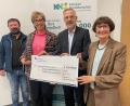 Bild: Friedrich Peterhans, KNO AG
Robert Weiß, Sabine Zeidler (von links) und Waltraud Koller-Girke (rechts) übergaben an KNO-Vorstand Michael Hoffmann eine Spende über 100.900 Euro für Palliativpatienten und andere schwerkranke Menschen.