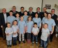 Bild: Markus Rauscher
Die Kinderfeuerwehr Adlholz ist nun offiziell gegründet. Darüber freuten sich hinten stehend von links nach rechts: Kreisbrandinspektor Michael Iberer, Zweiter Bürgermeister Georg Götz, Fachbereichsleiter Kinderfeuerwehren Harald Schmidt, stellvertretender Kreisjugendwart Niklas Obermeier, 1. Kommandant Reinhard Bauer, Jenny Winklmann, 2. Vorstand Manuel Heindl, 1. Vorstand Florian Siegler, Claudia Graf, Melanie Pyka, Markus Rauscher und die Wichtigsten: die Kinder der Kinderfeuerwehr Adlholz.