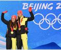 Bild: Angelika Warmuth/dpa
Katharina Hennig und Victoria Carl gewannen 2022 sensationell Olympia-Gold. (Archivbild)