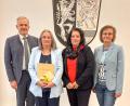 Bild: LRA TIR/Dominik Göhl 
Landrat Roland Grillmeier gratuliert Gisela Worf (Zweite von links) im Beisein von Ramona Wiesent und Inge Üblacker.