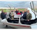 Bild: Aero-Club Weiden e. V. 
Stiftungsratsvorsitzender Oberbürgermeister Jens Meyer (vorne, Zweiter von rechts) übergibt eine Spende an den Aero-Club. Darüber freuen sich auch Hans-Jörg Schön, Jens Michael Heine, Reinhard Meier, Hans Schütz und Bernd Morawitz.