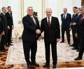 Bild: Alexander Nemenov/Pool AFP via AP/dpa
Kremlchef Wladimir Putin (r) und der ungarische Ministerpräsident Viktor Orban sprechen im Kreml auch über stabile und günstige Öl- und Gaslieferungen.