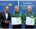 Bild: Umweltministerium
Umweltminister Thorsten Glauber hat Walter Seltmann (rechts) und Hermann Schmid für ihren Einsatz bei der Waldjugend Eschenbach gewürdigt.