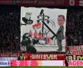 Bild: Sven Hoppe/dpa
Die Bayern-Fans präsentierten aus Protest eine Karikatur von Hamburgs Innensenator Andy Grote.