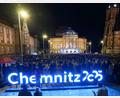Bild: Hendrik Schmidt/dpa
Zum Abschluss des Kulturhauptstadtjahres beteiligen sich Tausende Menschen auf dem Chemnitzer Theaterplatz am Weihnachtssingen.