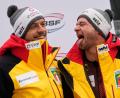Bild: Matthias Schrader/AP/dpa
Johannes Lochner (r) und Georg Fleischhauer feiern den Sieg im Zweierbob.