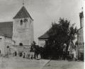 Archivbild: jml
Die Historische Aufnahme zeigt die Kirche, das Gemeindehaus und die Wehrmauer in Kohlberg, Anfang der 1920er-Jahre.