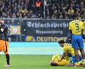 Bild: Swen Pförtner/dpa
Schockmoment: Braunschweigs Florian Flick bleibt verletzt am Boden liegen.