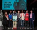 Bild: BFV
Der FC Mainaustrasse ist einer der Preisträger des Julius-Hirsch-Preises 2025. Das Bild zeigt Vertreter des Vereins mit den Verbandsfunktionären.