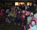 Bild: jr
Die Kinder des Kindergartens St. Hedwig bereicherten mit Musikbeiträgen den Start des Adventsschaufensters in Mitterteich.