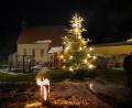 Bild: fvo
Der Dorfchristbaum erstrahlt in Spielberg.