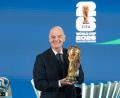Bild: Claudio Thoma/KEYSTONE/dpa
FIFA-Präsident Gianni Infantino präsentiert den WM-Pokal. (Archivbild)